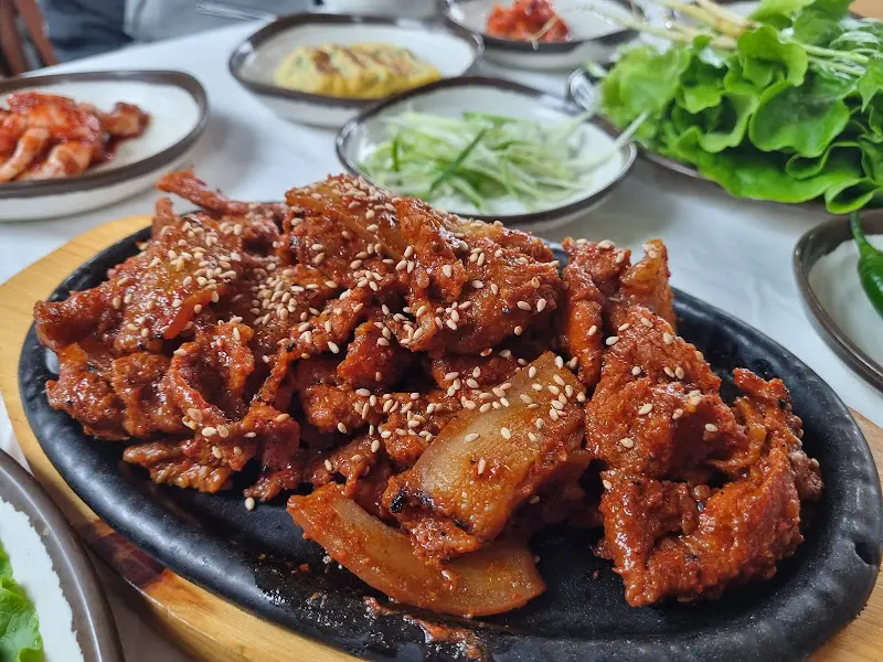 윤기가 자르르 흐르는 돼지고기 주물럭