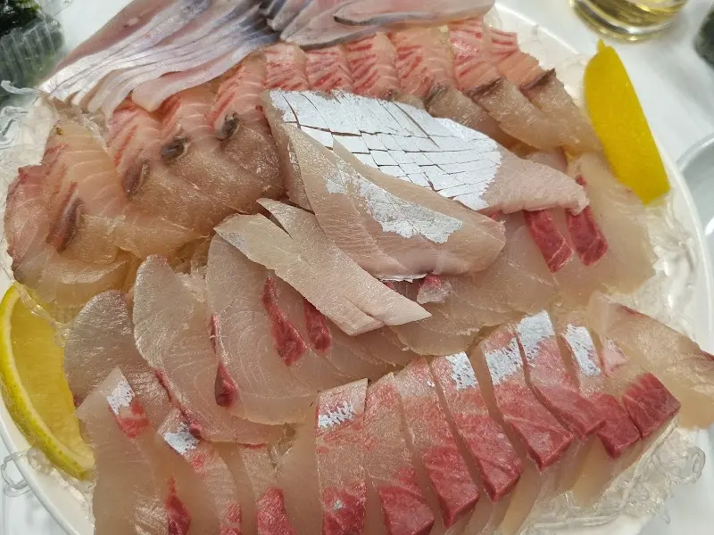 다채로운 해산물이 가득한 물회