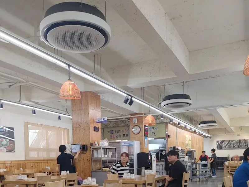 넓은 식당 내부