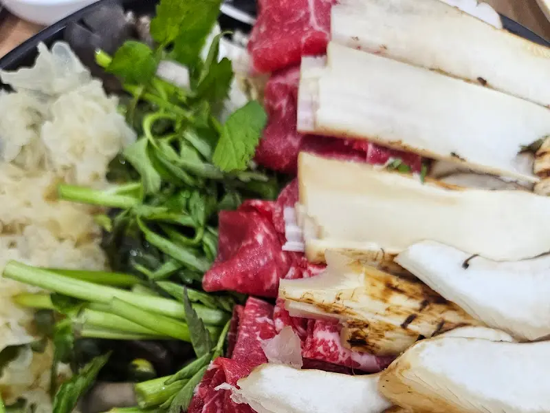 송이버섯과 소고기가 가득한 전골