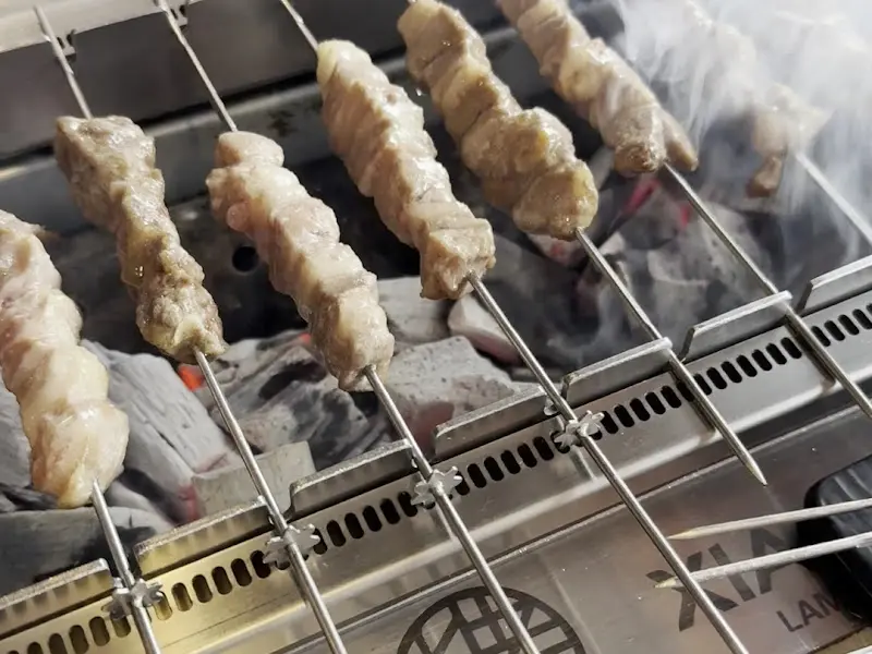 숯불 위에서 익어가는 양꼬치