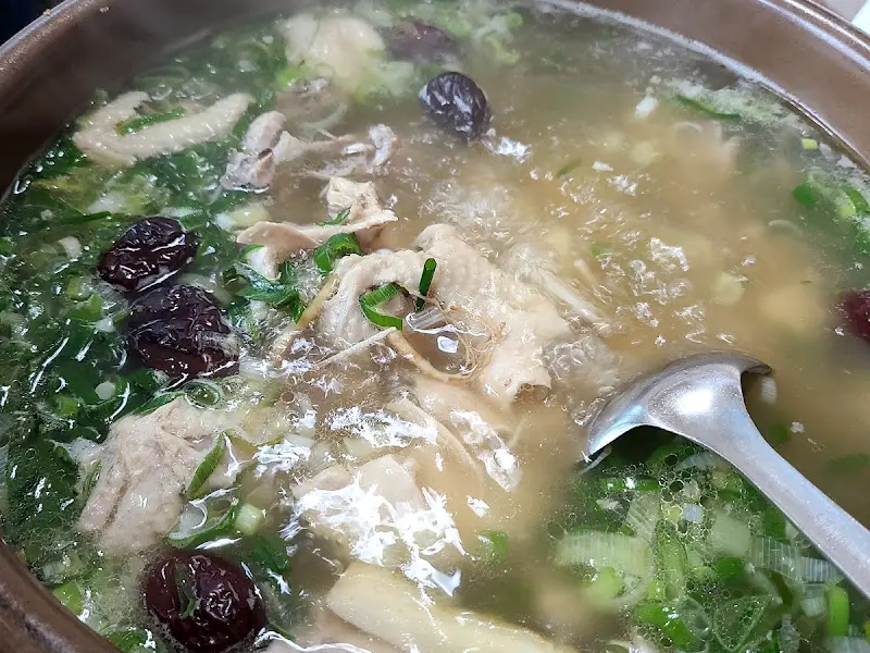 뽀얀 국물의 오리백숙