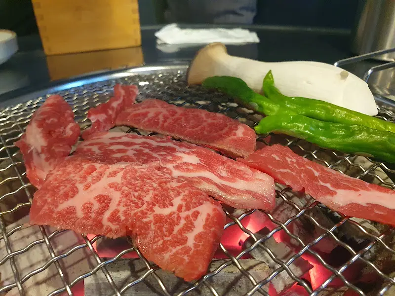 숯불 위에서 맛있게 익어가는 갈비살과 새송이버섯, 풋고추