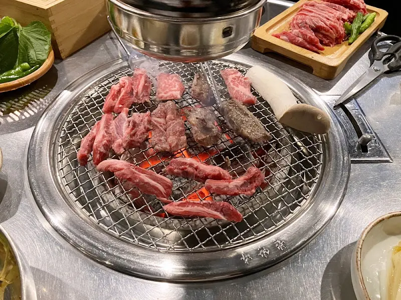 불판 가득 채워진 갈비살과 버섯