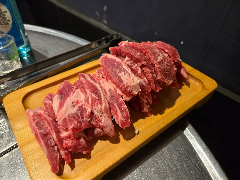 나무 도마에 담겨 나온 신선한 갈비살