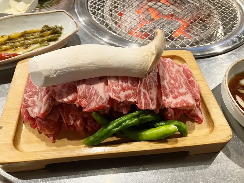 갈비살, 버섯, 풋고추가 함께 담겨 나온 한 상 차림