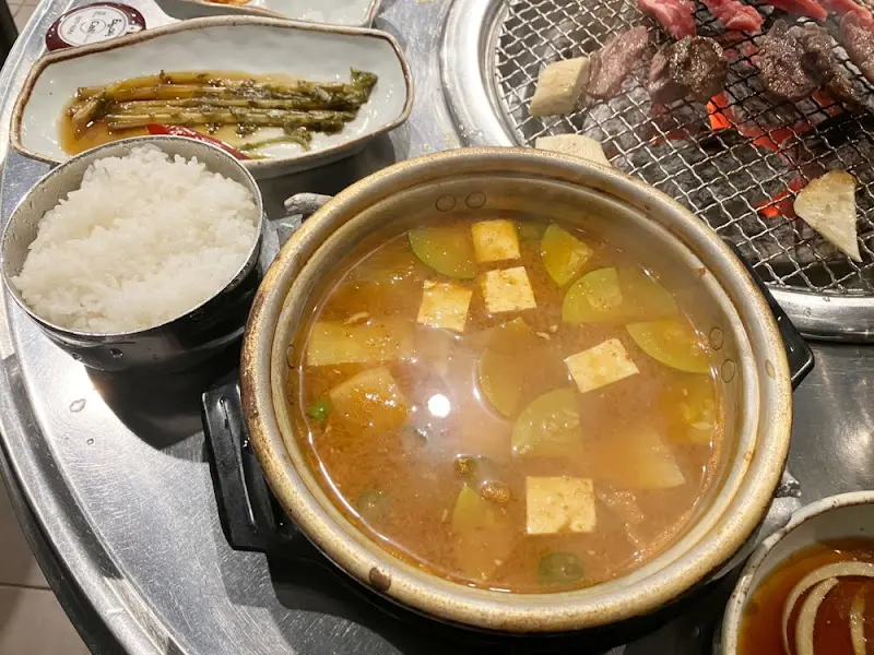 된장찌개와 밥 한 공기가 함께 놓인 모습