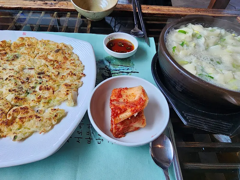 수제비, 김치, 감자전