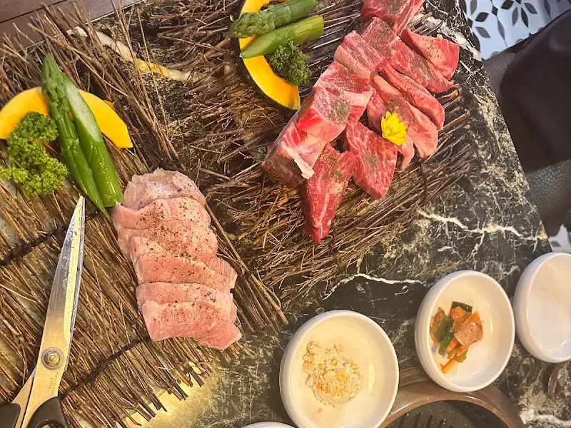 화려한 비주얼의 소고기 한 상 차림