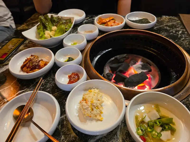 다양한 밑반찬과 숯불