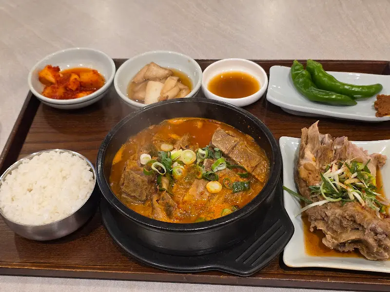 정갈하게 차려진 목뼈수육 정식 한 상 차림