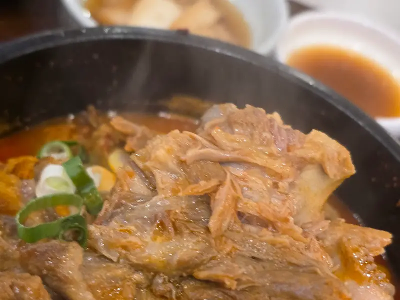 살이 두툼하게 붙어있는 뼈해장국