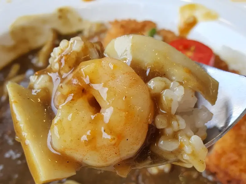 카레에 얹어진 새우와 죽순