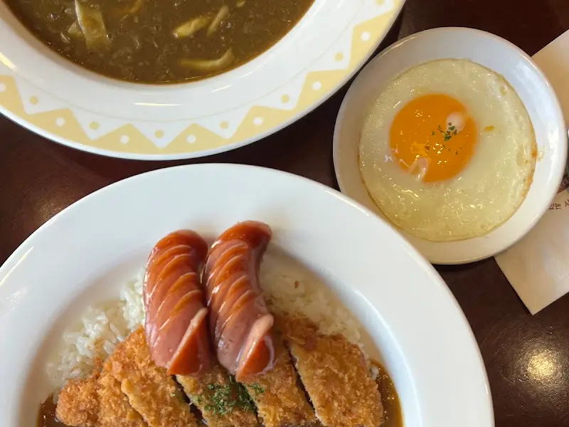 계란 후라이가 얹어진 카레