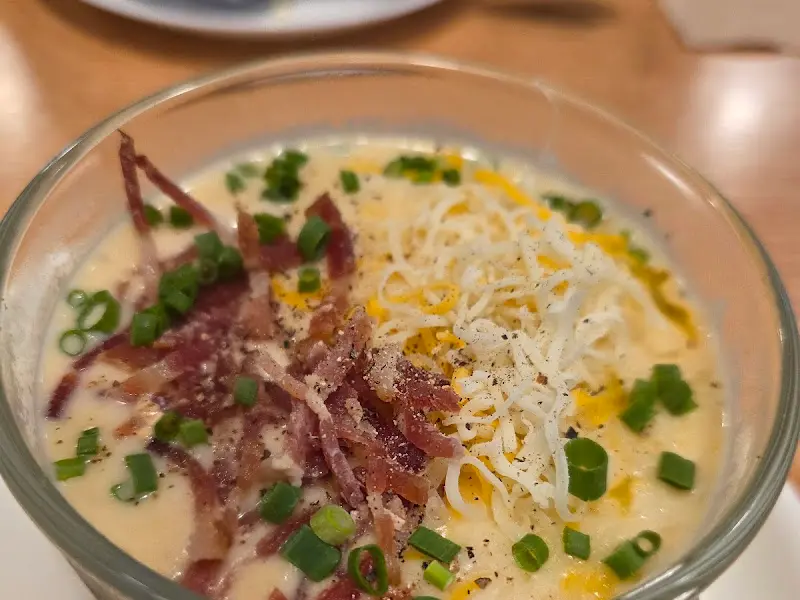 정갈하고 신선한 리코타 애플 샐러드