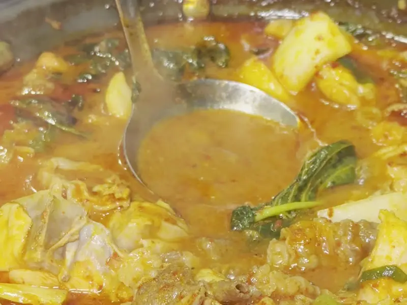 국자로 곱도리탕 국물을 뜨는 모습