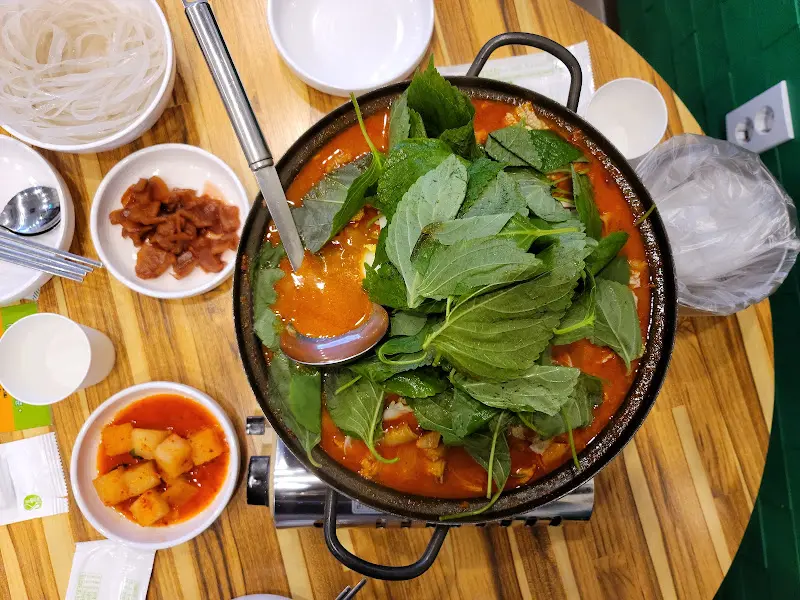 테이블 위에 놓인 곱도리탕과 주먹밥