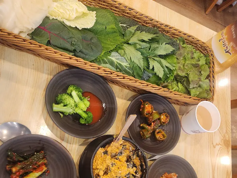 푸짐한 쌈 채소와 밑반찬