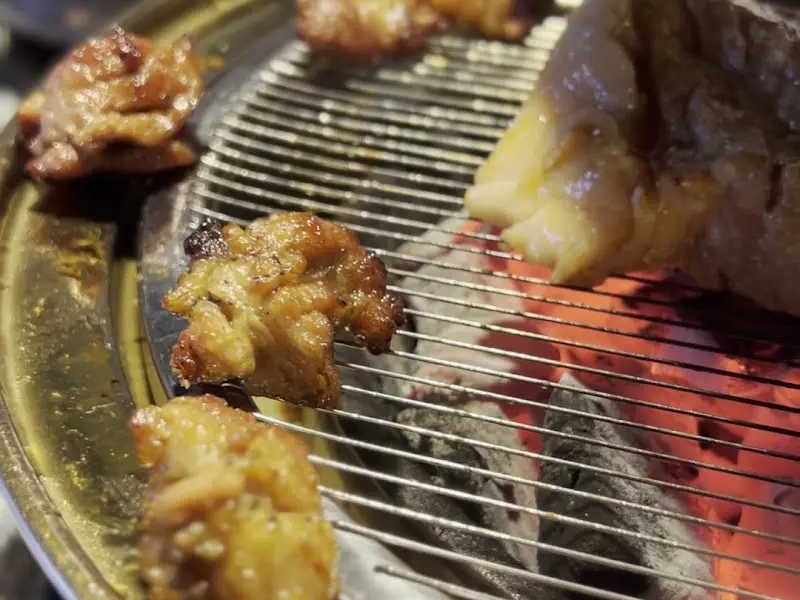 숯불 위에서 구워지는 목살