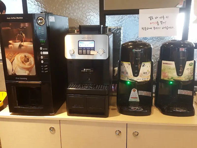 다양한 음료를 즐길 수 있는 셀프바