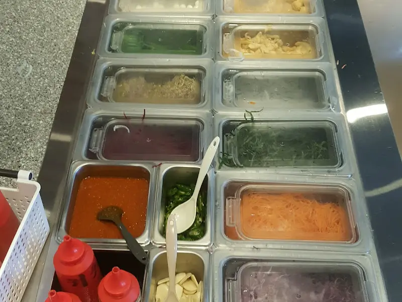 샤브샤브에 넣어 먹을 수 있는 다양한 재료들이 준비된 셀프바