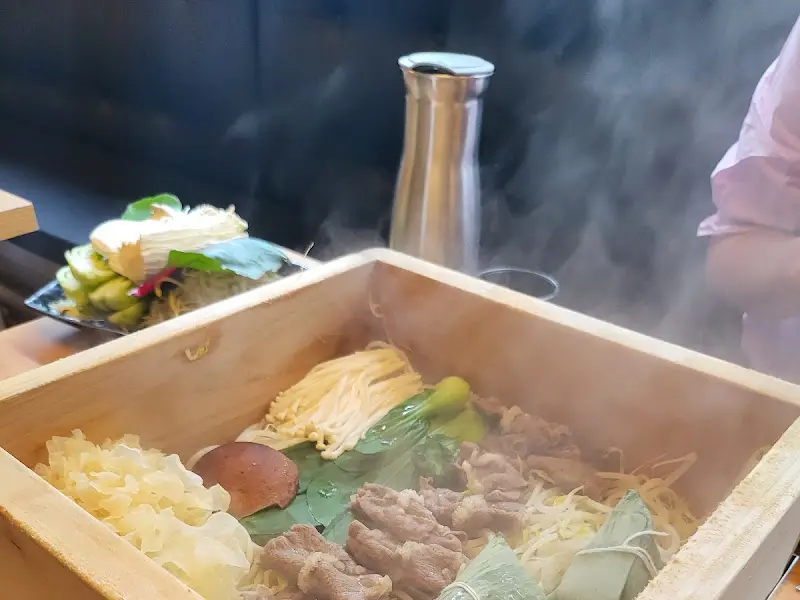 편백나무 향이 은은하게 퍼지면서 식욕을 자극하는 편백찜