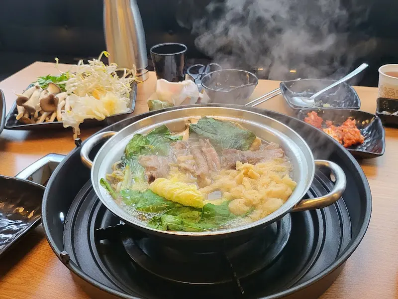 샤브샤브에 넣어 끓인 야채와 고기를 소스에 찍어 먹으면 입안에서 사르르 녹는 듯하다.