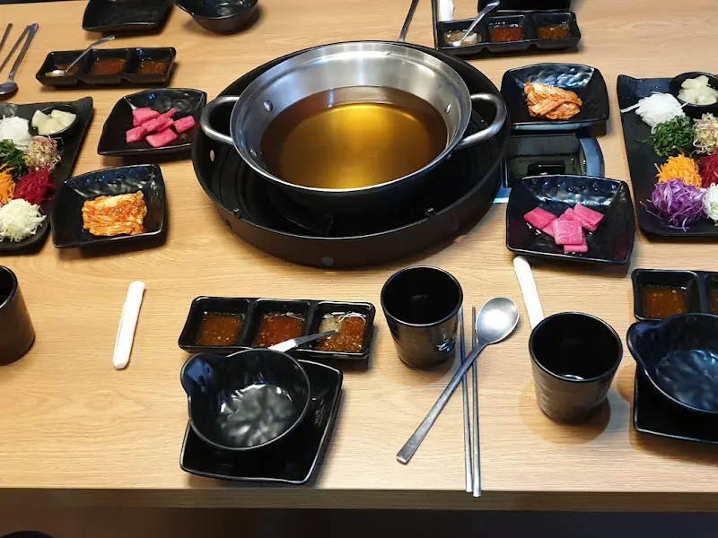 다양한 소스와 함께 즐기는 샤브샤브