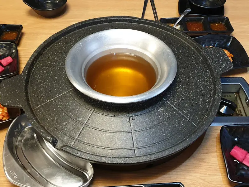 육수를 듬뿍 머금은 칼국수는 쫄깃한 면발이 일품이다.