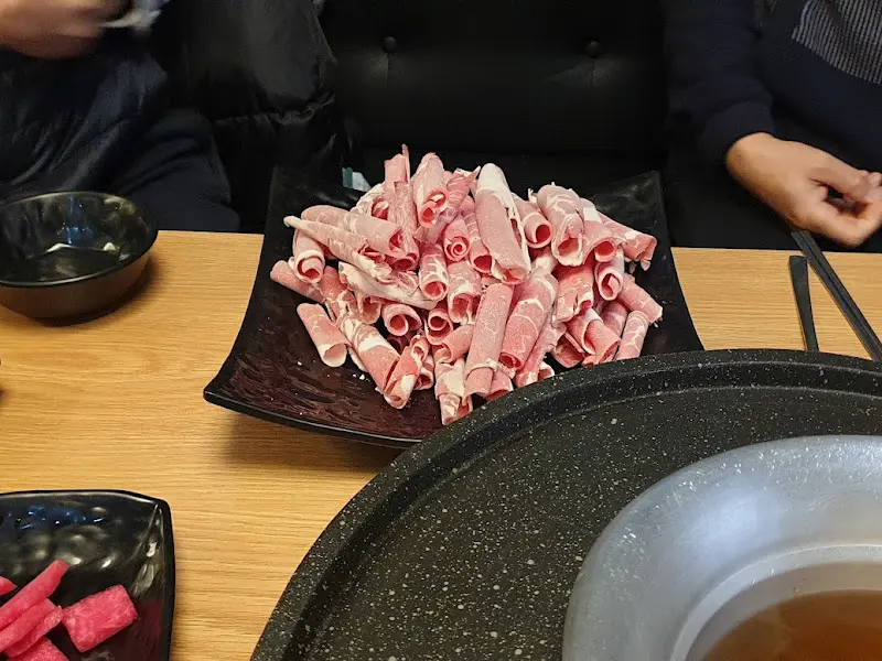 샤브샤브용 소고기는 얇게 썰어져 있어 육수에 넣으면 금방 익는다.