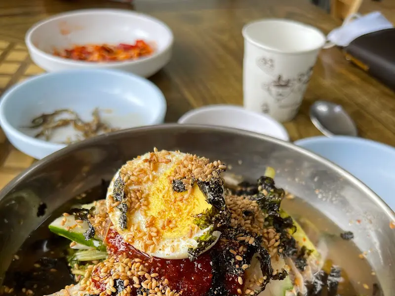 밑반찬과 메밀 막국수