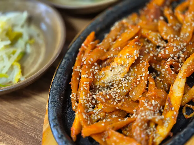 윤기가 흐르는 더덕구이