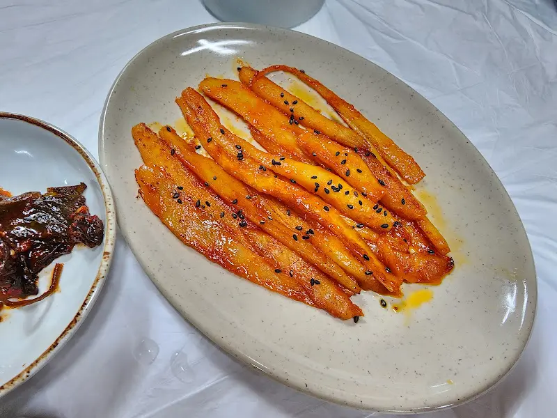 윤기가 흐르는 더덕구이