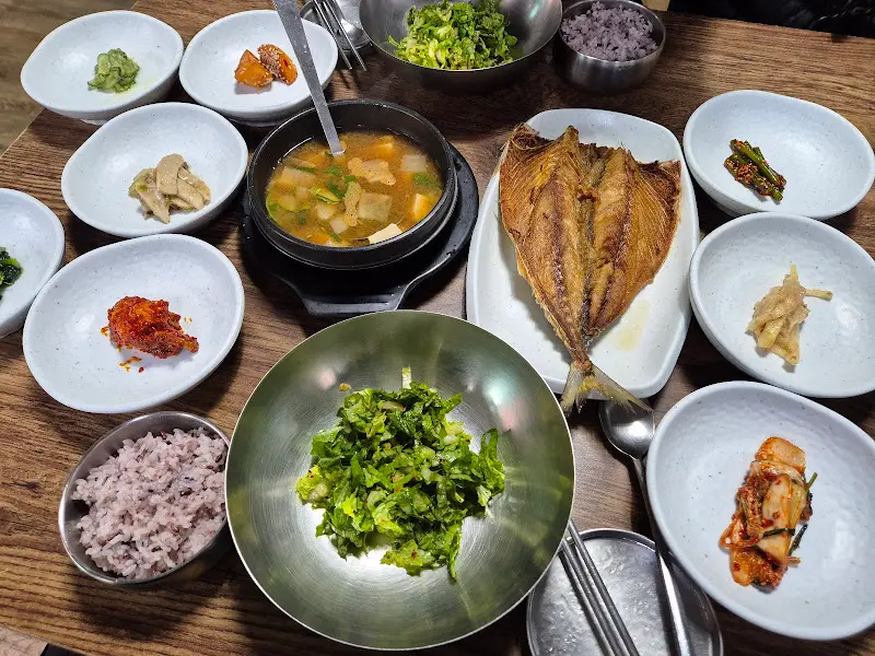 한 상 가득 차려진 간고등어 정식