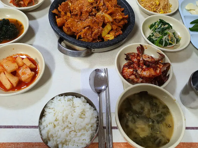 다채로운 반찬과 돼지주물럭 한 상 차림