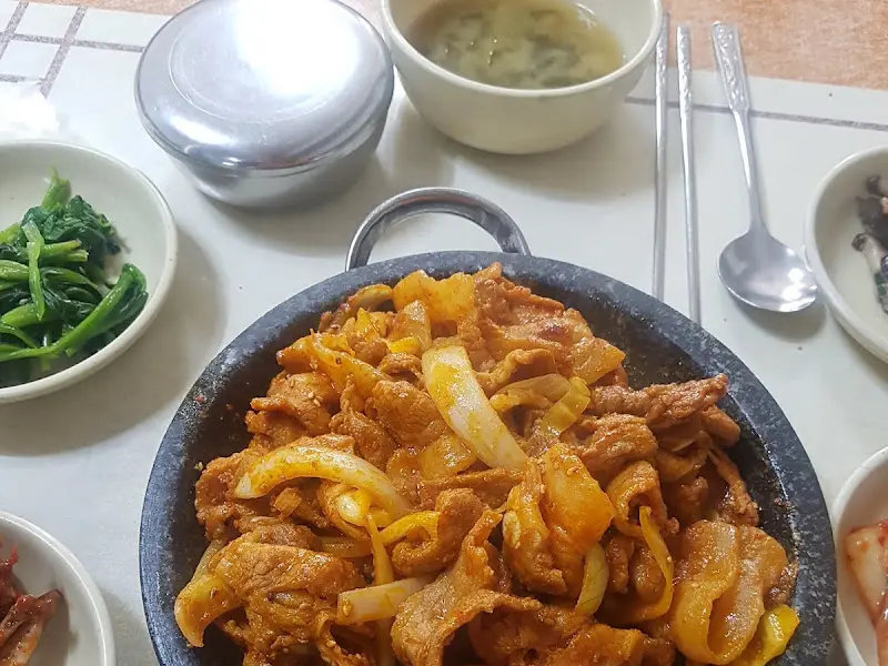 푸짐한 돼지주물럭 한 상