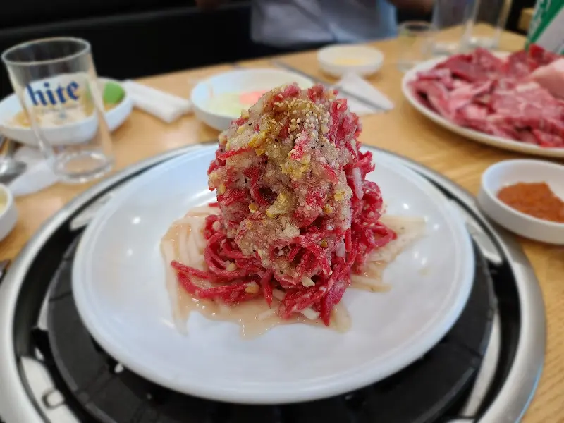 입맛을 돋우는 육회