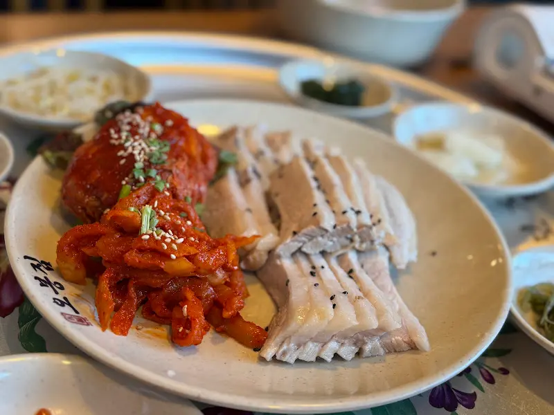 보쌈과 함께 제공되는 맛깔스러운 김치