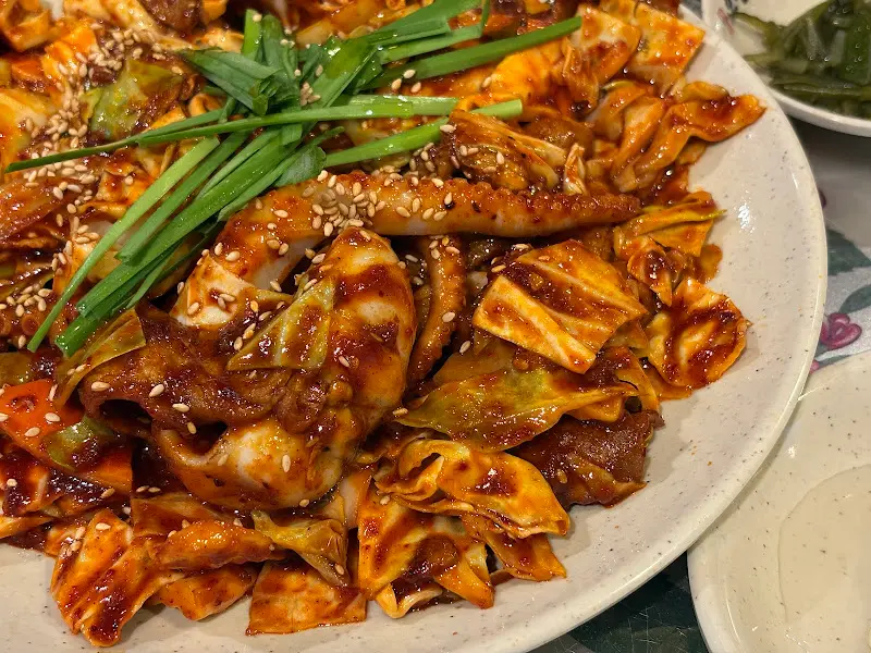 윤기가 흐르는 낙지볶음