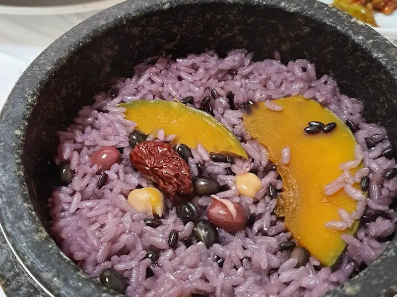 돌솥밥 정식 한상차림