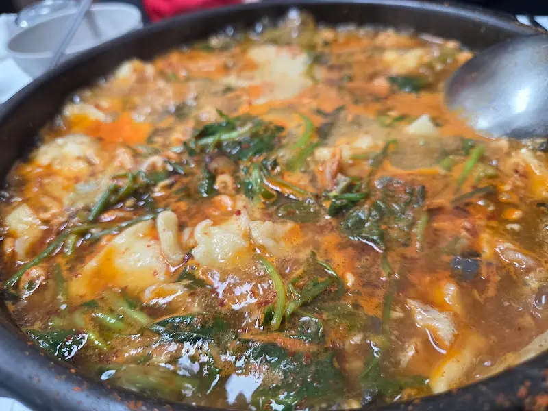 수제비와 채소가 듬뿍 들어간 메기탕