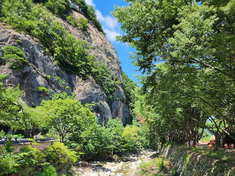 삼존석굴사로 향하는 길