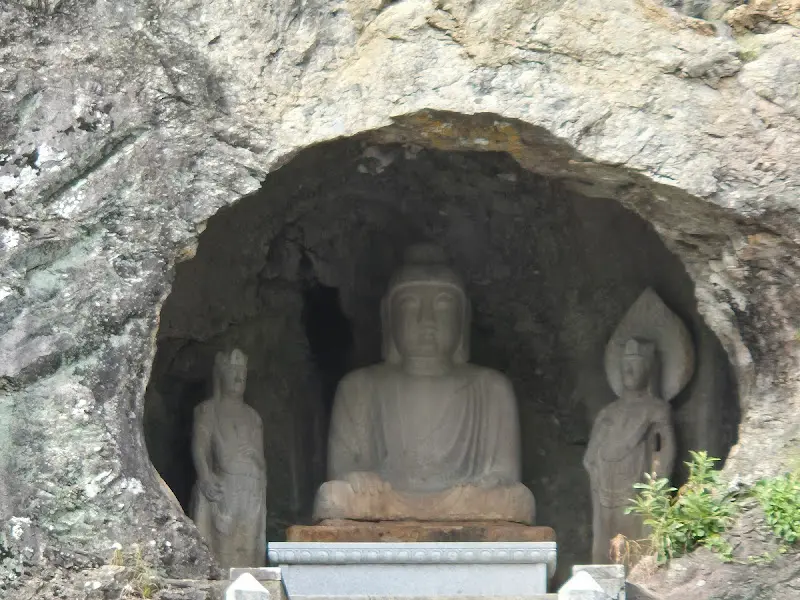 석굴 안에 모셔진 삼존불상