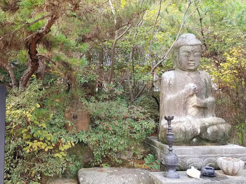 돌로 만들어진 불상