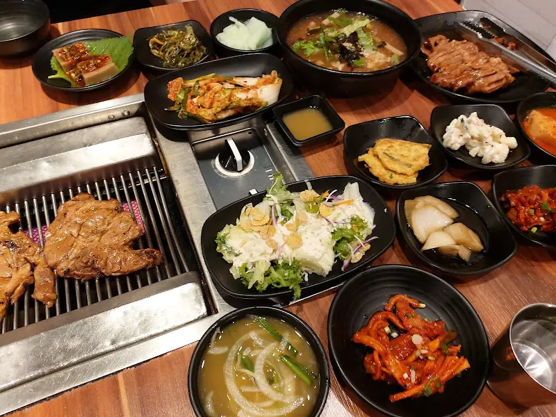 숯불 위에서 맛있게 익어가는 돼지갈비