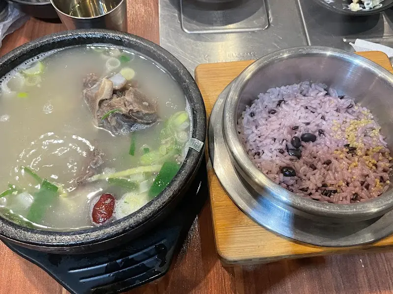 커다란 갈빗대가 인상적인 왕갈비탕과 솥밥