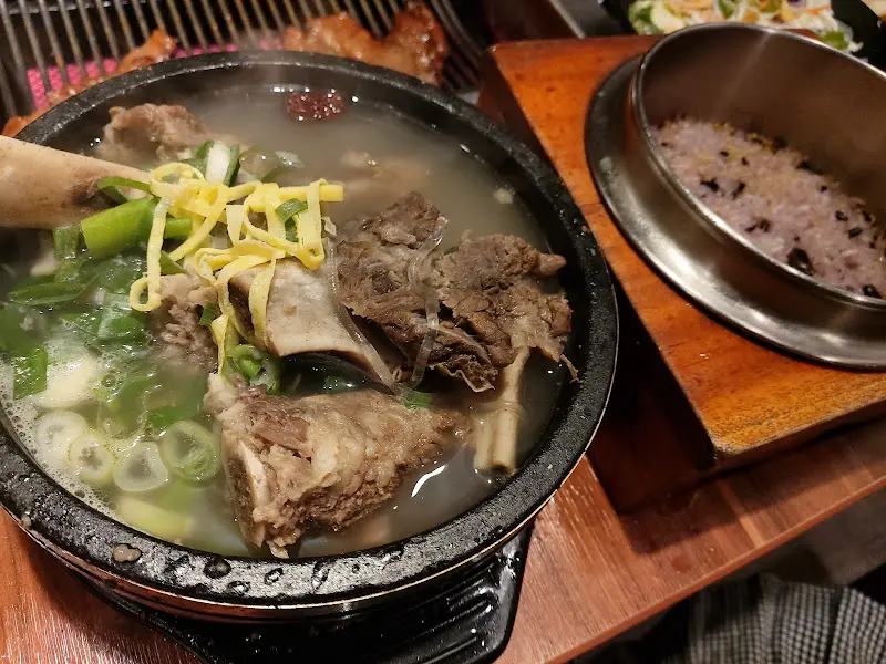 푸짐한 갈비와 팽이버섯, 파가 들어간 갈비탕