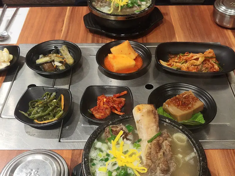 다양한 밑반찬이 정갈하게 담겨 나온 모습