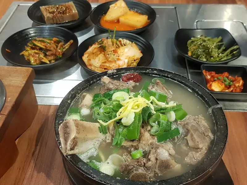 갈비탕에 푸짐하게 들어간 고기