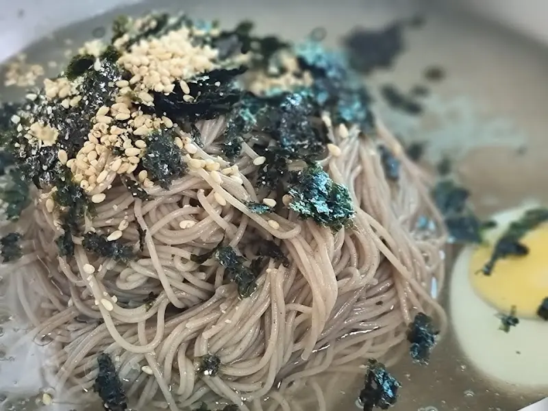 김가루와 깨가 듬뿍 뿌려진 물 막국수